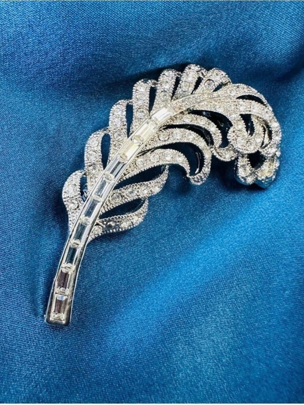 Crystal silvertone feather brooch NEW